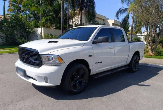RAM CLASSIC 5.7 V8 GASOLINA LARAMIE NIGHT EDITION CD 4X4 AUTOMÁTICO